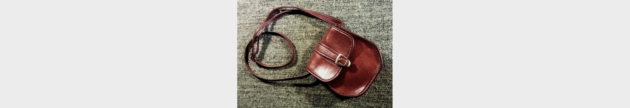 Lille vintage skuldertaske i kraftigt skind