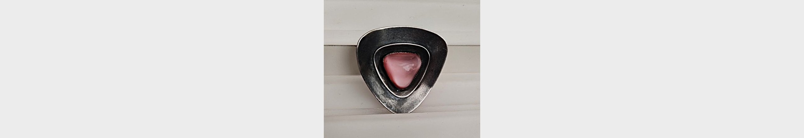 Vintage tinbroche med rosa sten