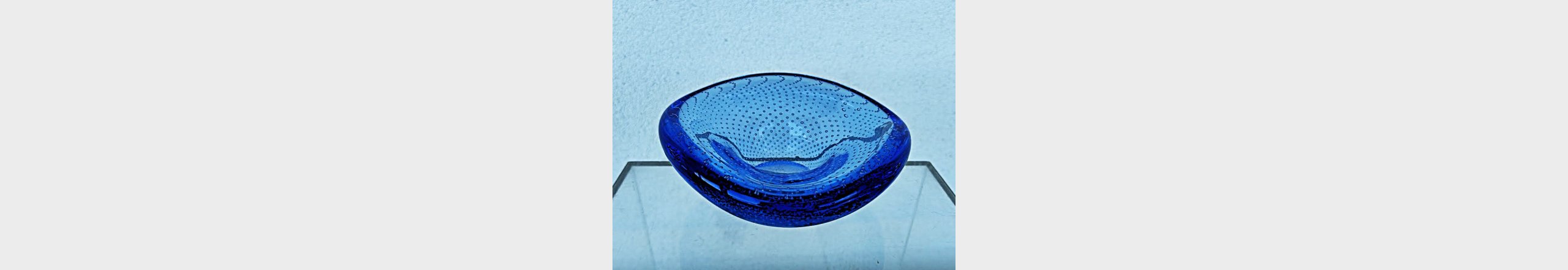 Bl&aring; Murano glassk&aring;l 