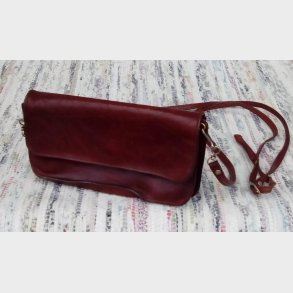 Lille vintage skuldertaskei kraftigt skind og med 3 indvendige rum