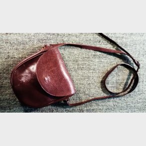 Lille vintage skuldertaske i kraftigt skind med trykknap