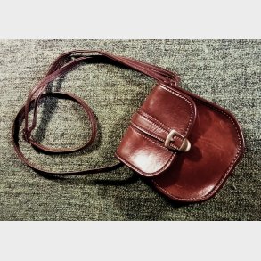 Lille vintage skuldertaske i kraftigt skind