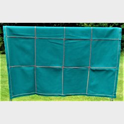 Grn-turkis vintage dug med rdt broderi i felter