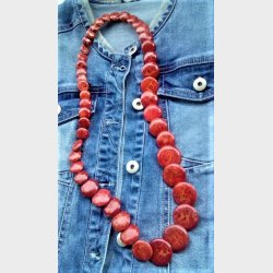 Lang r�d koral halsk�de