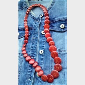 Lang r�d koral halsk�de