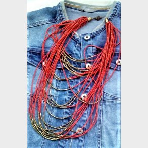 Flerstrenget afrikansk r�d-orange halsk�de 