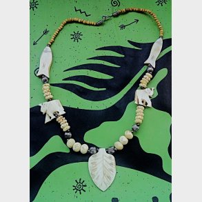 Hvid afrikansk vintage halsk�de med dyr