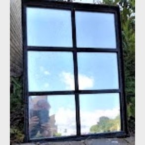 Vintage spejl i gammelt staldvindue