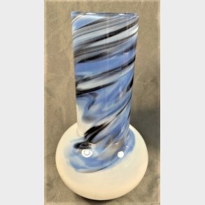 Hvid og bl opaline glasvase