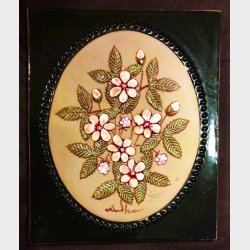 Svensk keramikrelief med blomstermotiv