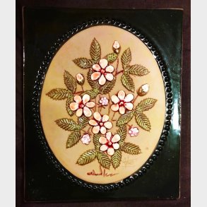 Svensk keramikrelief med blomstermotiv