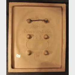 Svensk keramikrelief med blomstermotiv