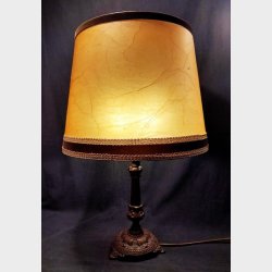 Antik bronzepatineret bordlampe