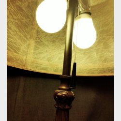 Antik bronzepatineret bordlampe