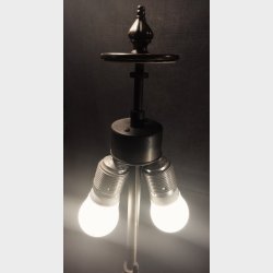 Antik bronzepatineret bordlampe