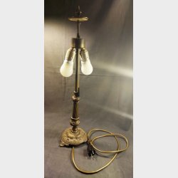Antik bronzepatineret bordlampe