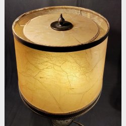 Antik bronzepatineret bordlampe