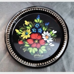 Sort russisk vintagebakke med hndmalede blomster