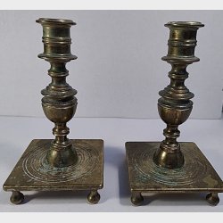 Antikke messinglysestager i barokstil