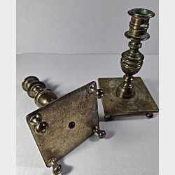 Antikke messinglysestager i barokstil