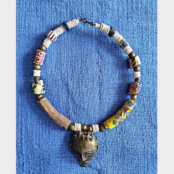 Afrikansk vintage perlekde med antikke perler og maskevedhng