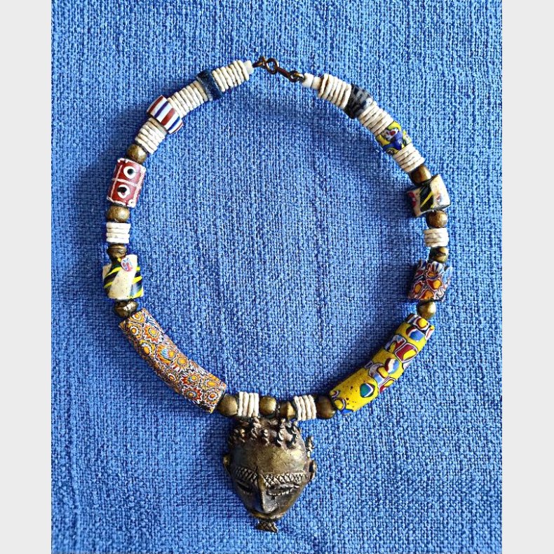 Afrikansk vintage perlekde med antikke perler og maskevedhng