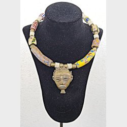 Afrikansk vintage perlekde med antikke perler og maskevedhng