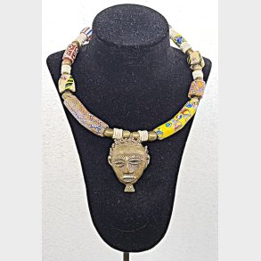 Afrikansk vintage perlekde med antikke perler og maskevedhng