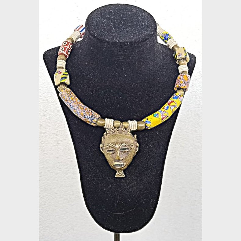 Afrikansk vintage perlekde med antikke perler og maskevedhng