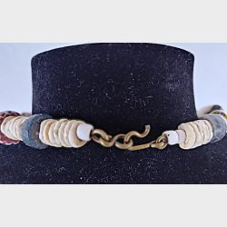 Afrikansk vintage perlekde med antikke perler og maskevedhng