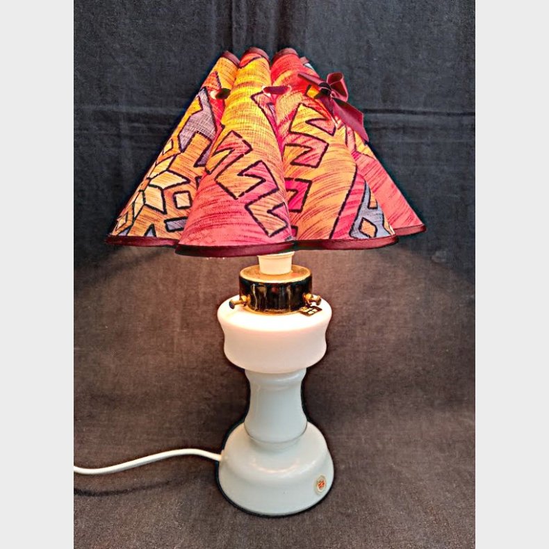 Vintage bordlampe i hvid opalineglas
