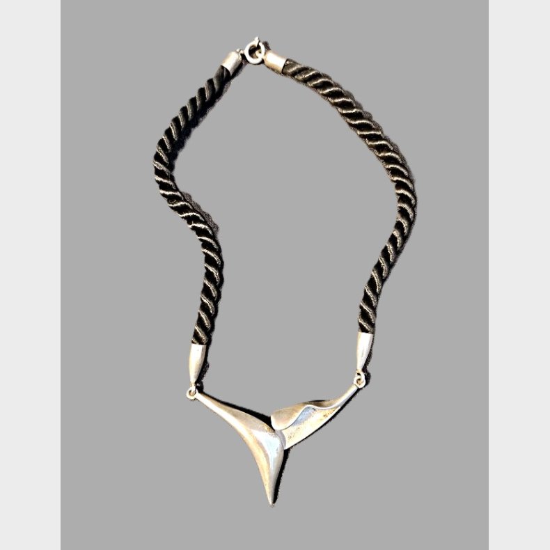 Design halsk�de med s�lv vedh�ng