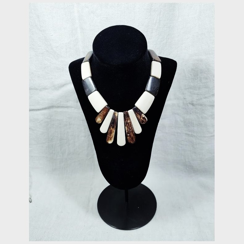 Afrikansk vintage halsk�de af b�ffelhorn