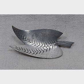 Bladformet vintage tin broche