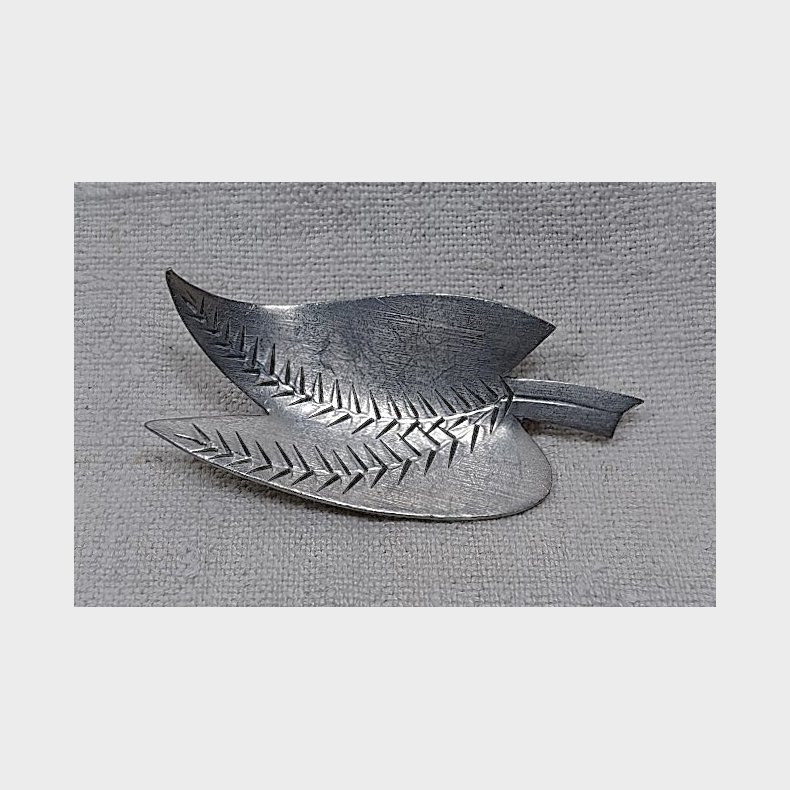 Bladformet vintage tin broche