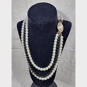 Sort / hvid vintage perlehalsk�de 