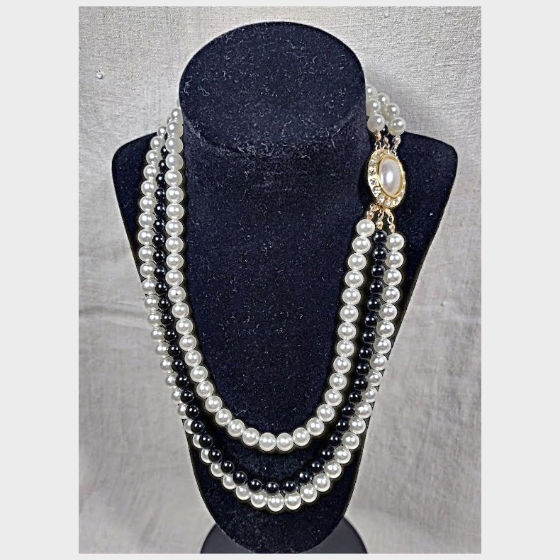 Sort / hvid vintage perlehalsk�de 