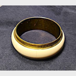 Vintage messingarmb�nd med cremefarvet ben