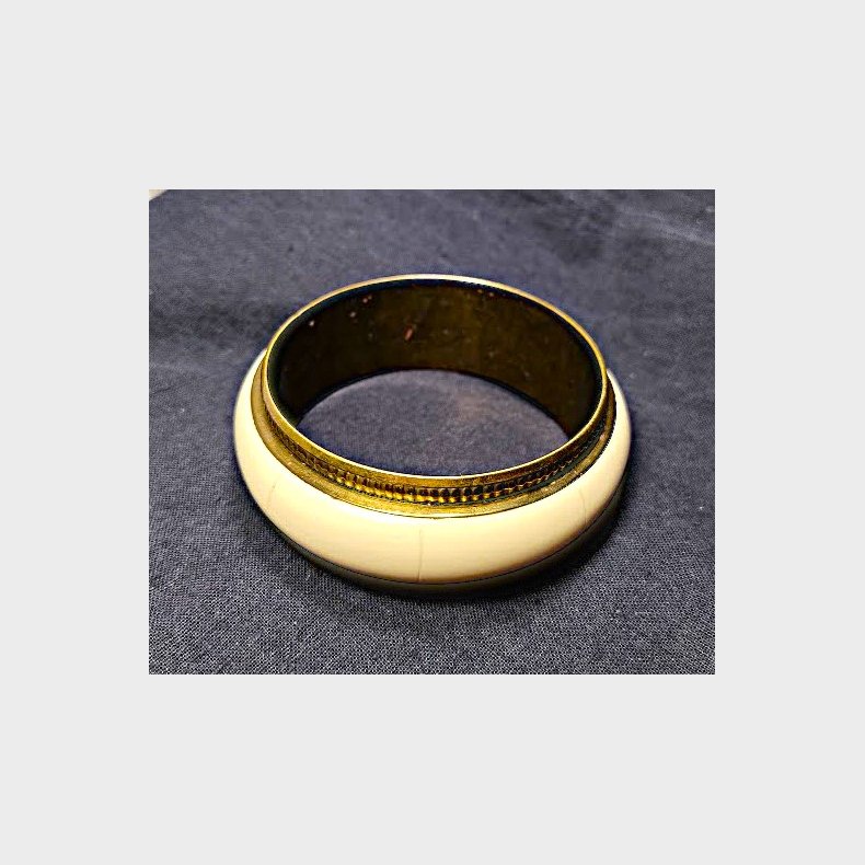 Vintage messingarmb�nd med cremefarvet ben