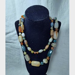 Lang vintage halsk�de med farvede agater