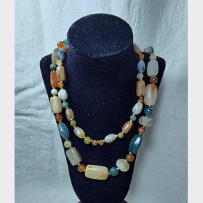 Lang vintage halsk�de med farvede agater