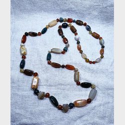 Lang vintage halsk�de med farvede agater