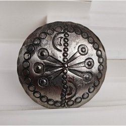 Rund vintage tin broche