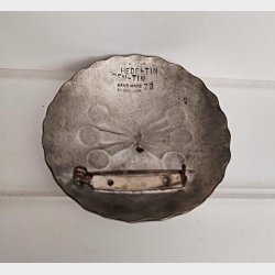 Rund vintage tin broche