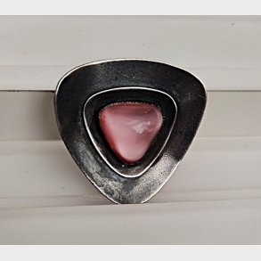 Tin broche med rosa sten