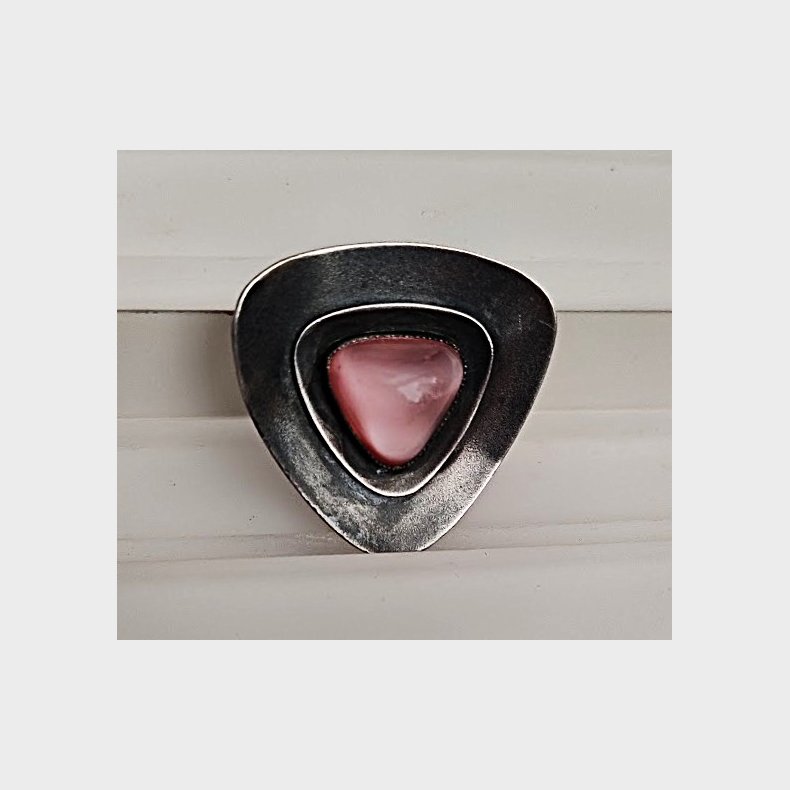 Tin broche med rosa sten