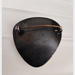 Tin broche med rosa sten