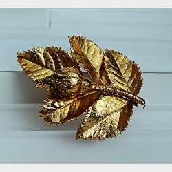 Forgyldt vintage broche med rosenknop