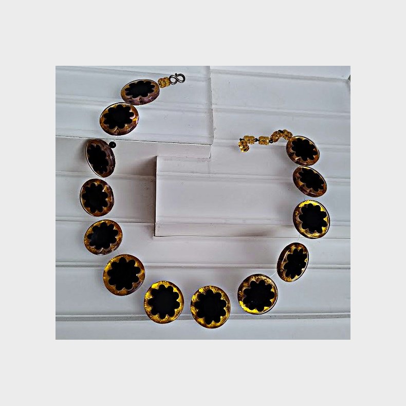 Vintage halsk�de med stiliserede blomster