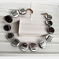 Vintage halsk�de med stiliserede blomster